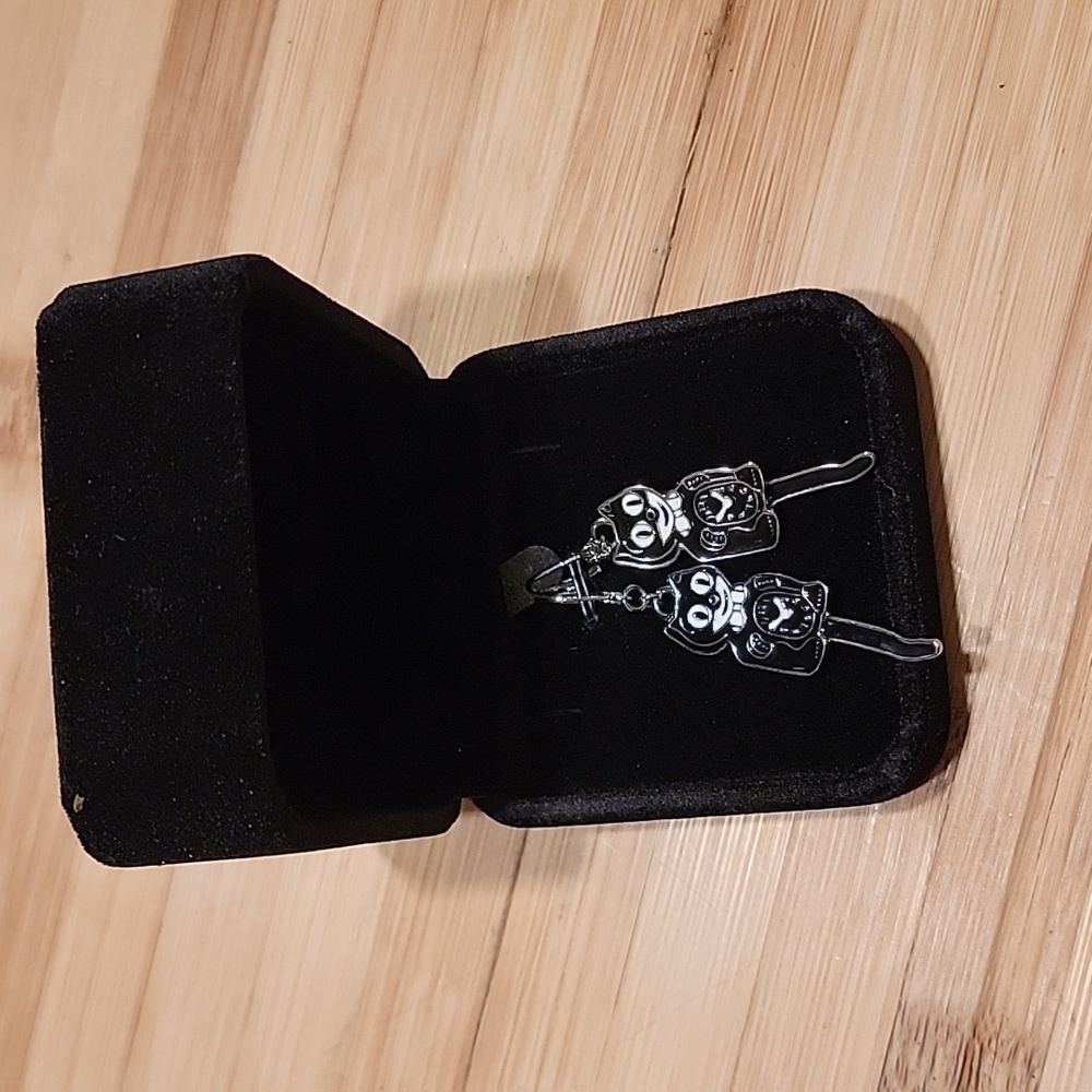 Black & silver Kit-cat klock clock earrings